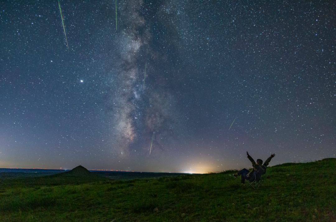 乌兰察布日报"陪你去看流星雨落在地球上 让你的泪落在我肩膀" 一曲
