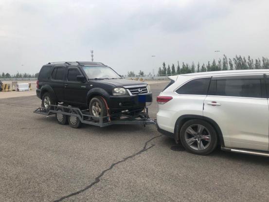 五大曝光行动 这个司机真胆大小车改装做 拖车 五大曝光行动 这个司机真胆大小车改装做 拖车