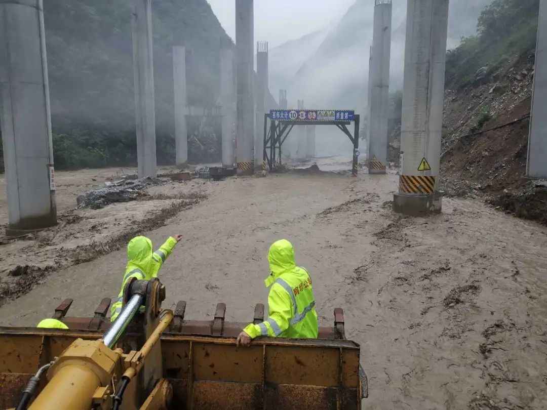 直击现场阿坝公路抗洪抢险十二时辰正在上演