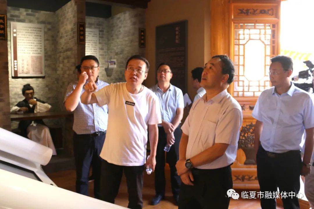 曹正民一行先后前往八坊十三巷红水河仿古步行街,各功能馆,实地了解