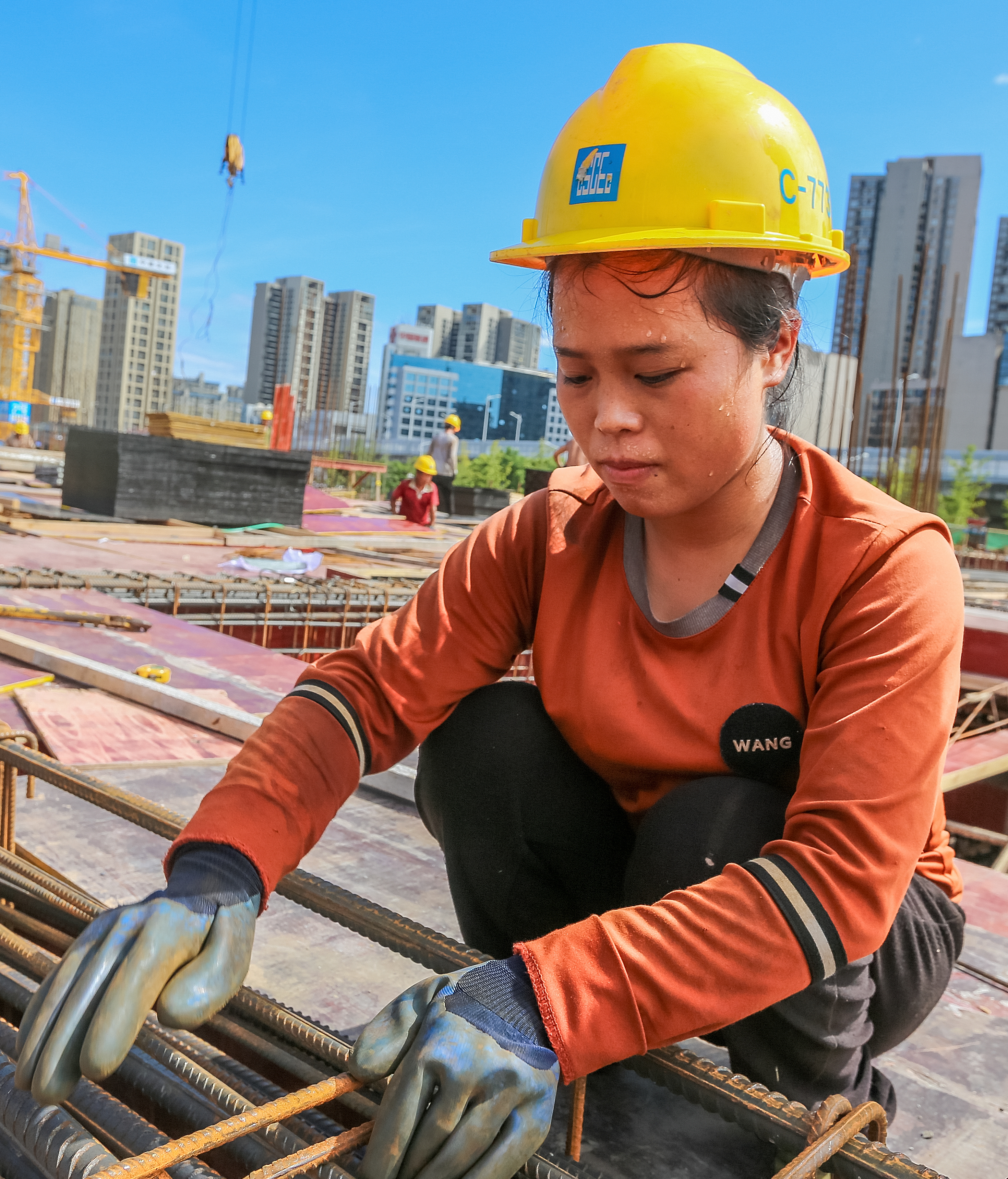 为圭塘河畔添风景项目工地上女汉子日扎钢筋上千根