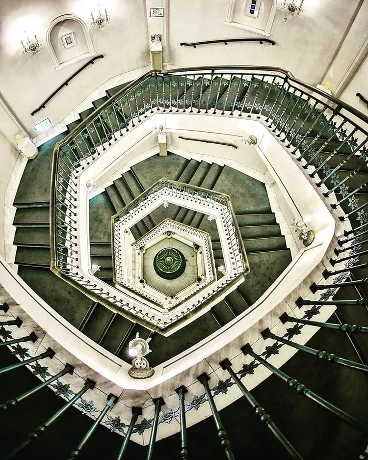他收藏全世界最美的54张楼梯照,让人和建筑合二为一