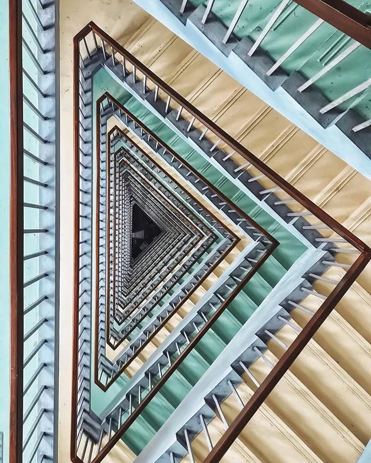 他收藏全世界最美的54张楼梯照,让人和建筑合二为一