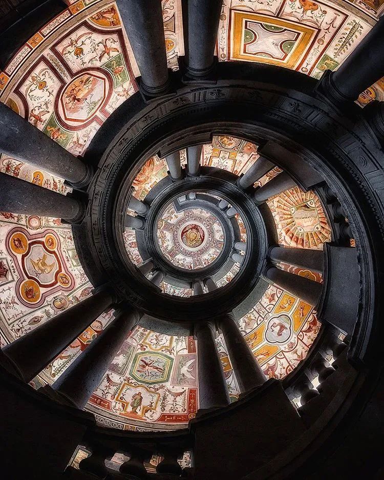 他收藏全世界最美的54张楼梯照,让人和建筑合二为一