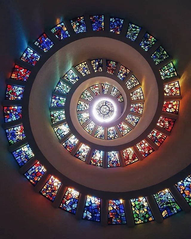 他收藏全世界最美的54张楼梯照,让人和建筑合二为一