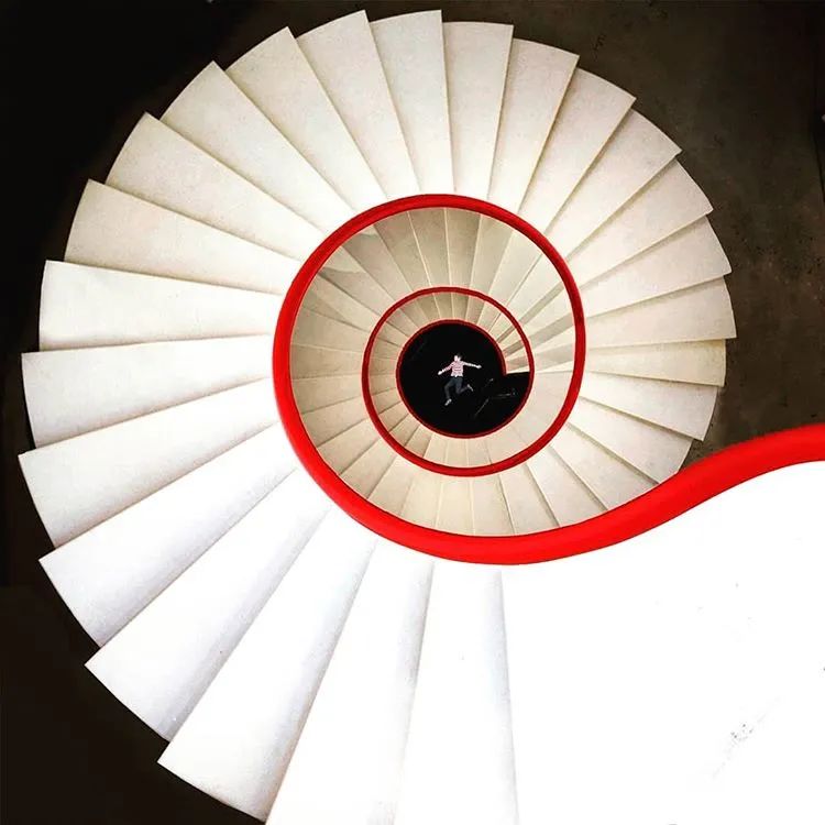 他收藏全世界最美的54张楼梯照,让人和建筑合二为一