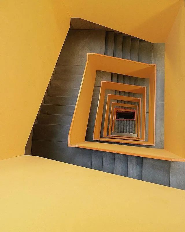 他收藏全世界最美的54张楼梯照,让人和建筑合二为一