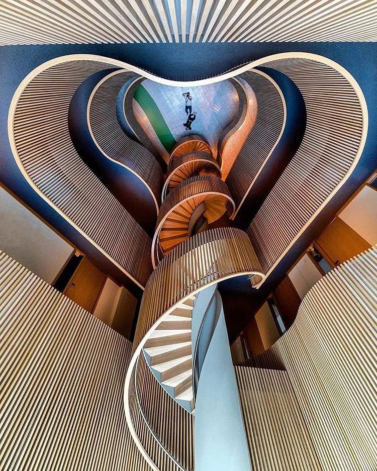 他收藏全世界最美的54张楼梯照,让人和建筑合二为一