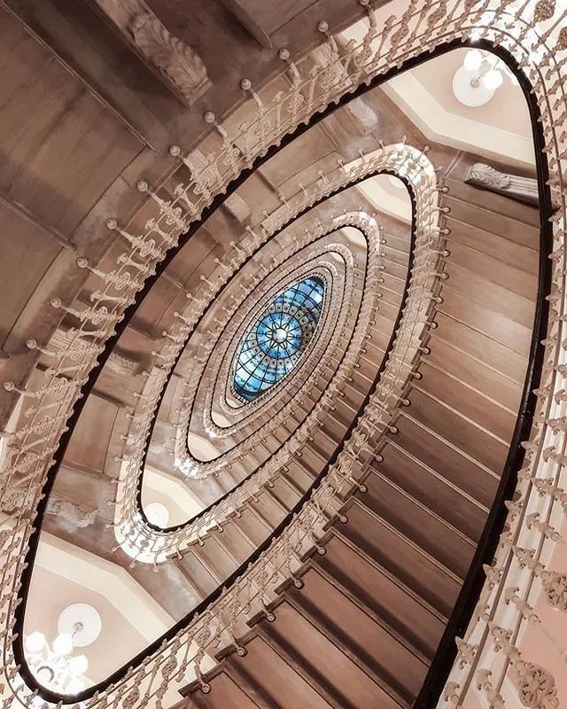 他收藏全世界最美的54张楼梯照,让人和建筑合二为一