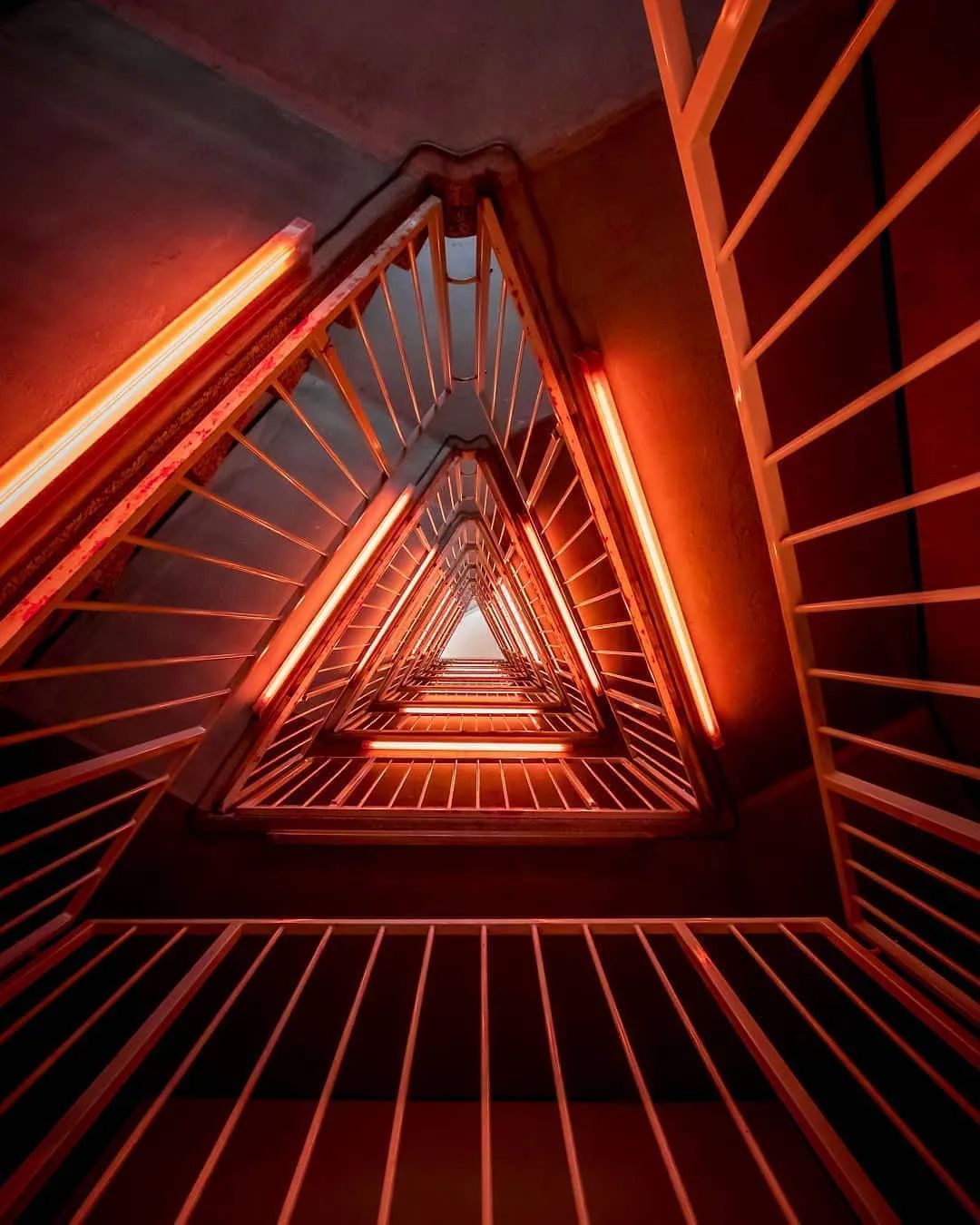 他收藏全世界最美的54张楼梯照,让人和建筑合二为一