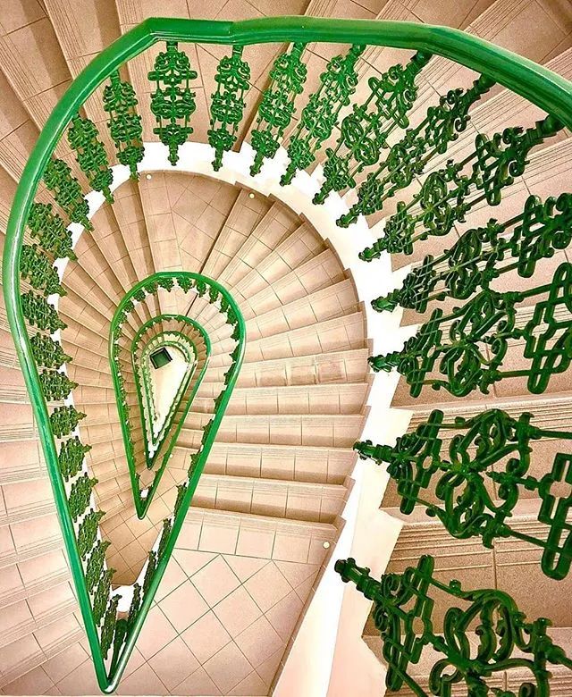 他收藏全世界最美的54张楼梯照,让人和建筑合二为一