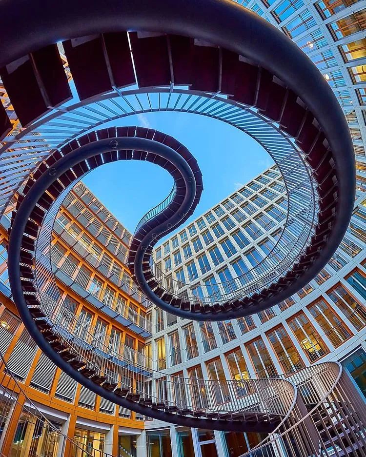 他收藏全世界最美的54张楼梯照,让人和建筑合二为一