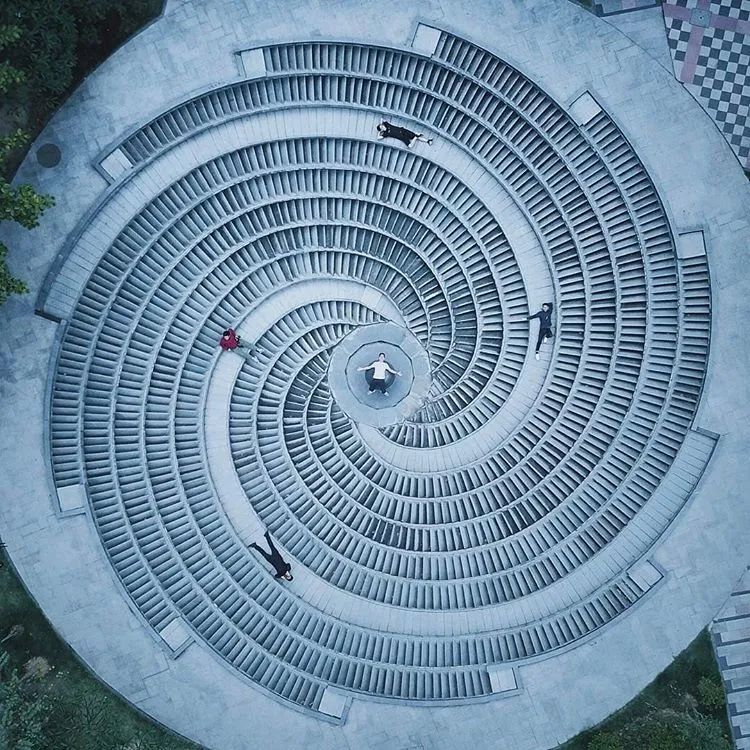 他收藏全世界最美的54张楼梯照,让人和建筑合二为一