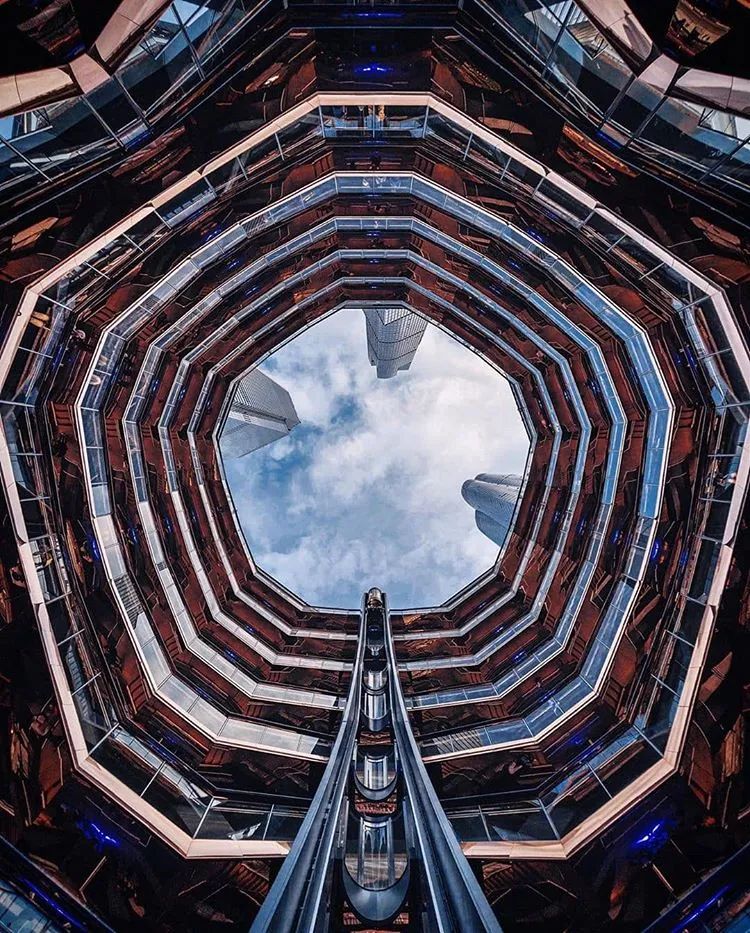 他收藏全世界最美的54张楼梯照,让人和建筑合二为一