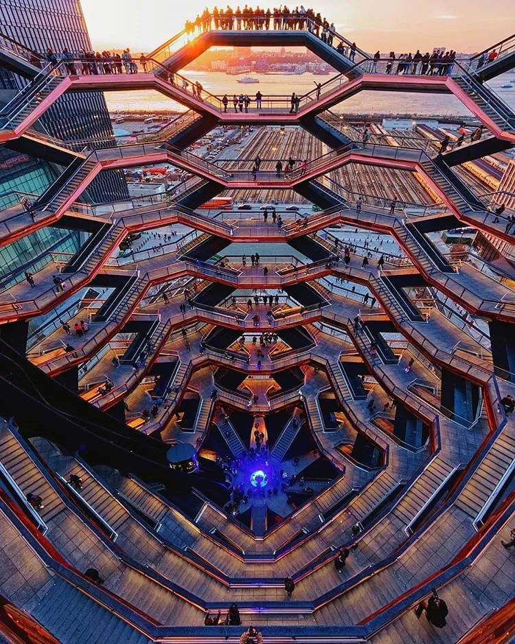 他收藏全世界最美的54张楼梯照,让人和建筑合二为一