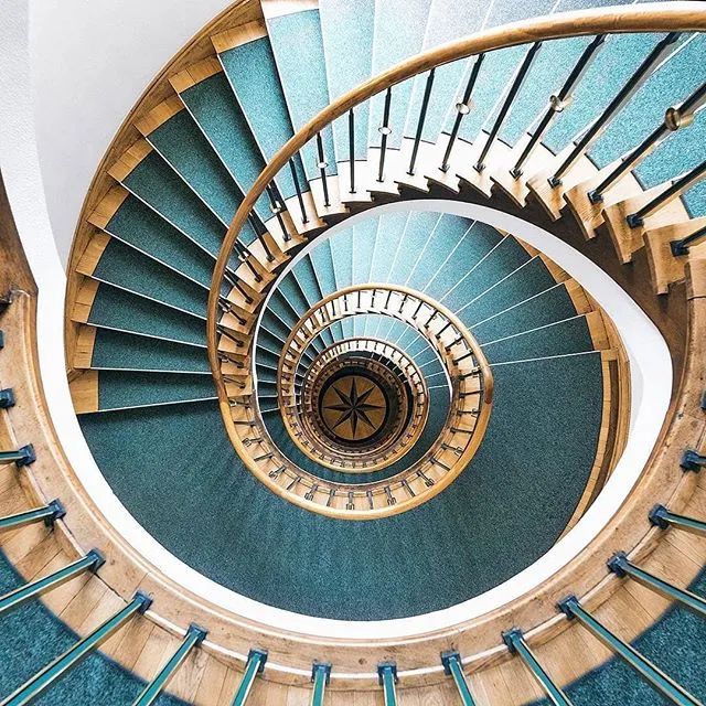 他收藏全世界最美的54张楼梯照,让人和建筑合二为一