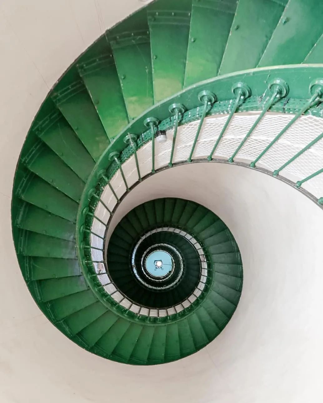 他收藏全世界最美的54张楼梯照,让人和建筑合二为一