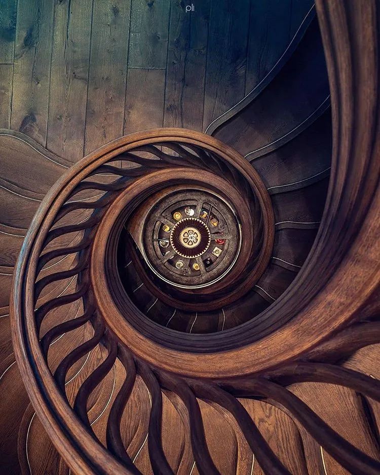 他收藏全世界最美的54张楼梯照,让人和建筑合二为一