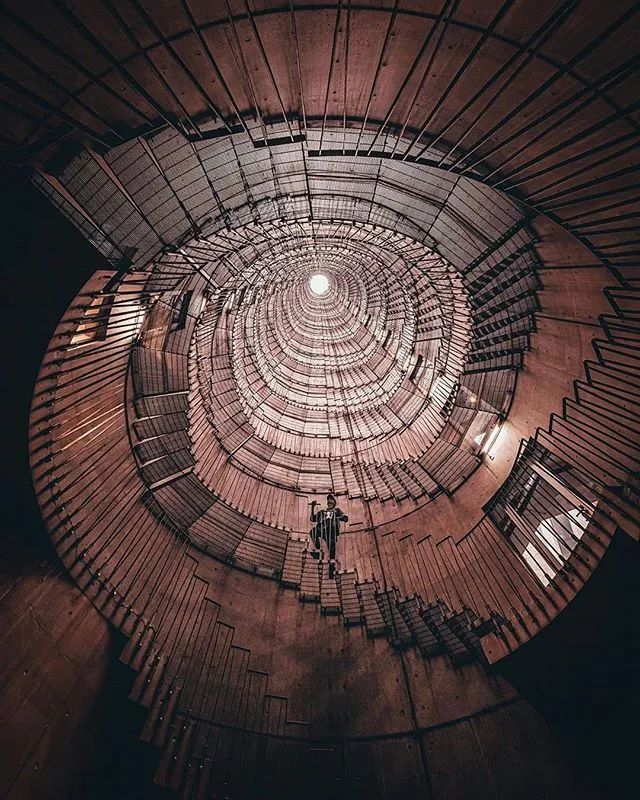 他收藏全世界最美的54张楼梯照,让人和建筑合二为一