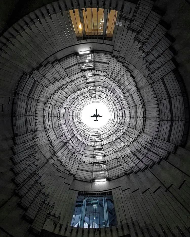 他收藏全世界最美的54张楼梯照,让人和建筑合二为一