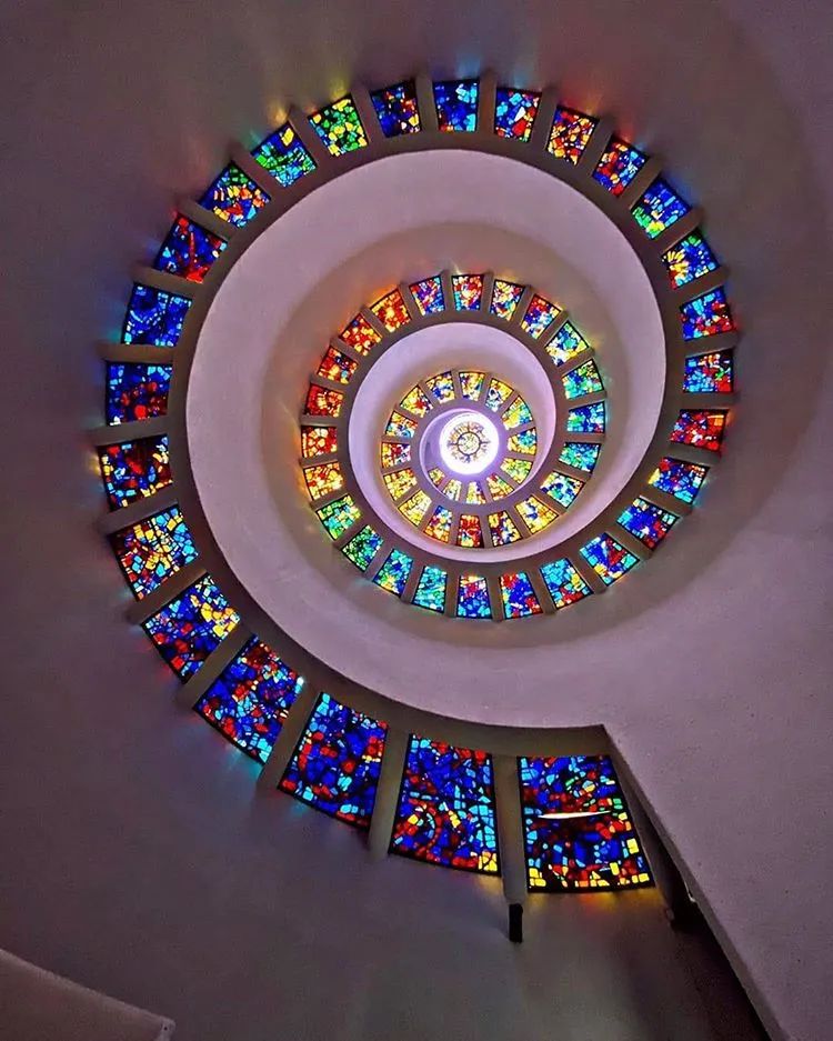 他收藏全世界最美的54张楼梯照,让人和建筑合二为一