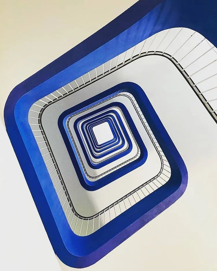 他收藏全世界最美的54张楼梯照,让人和建筑合二为一