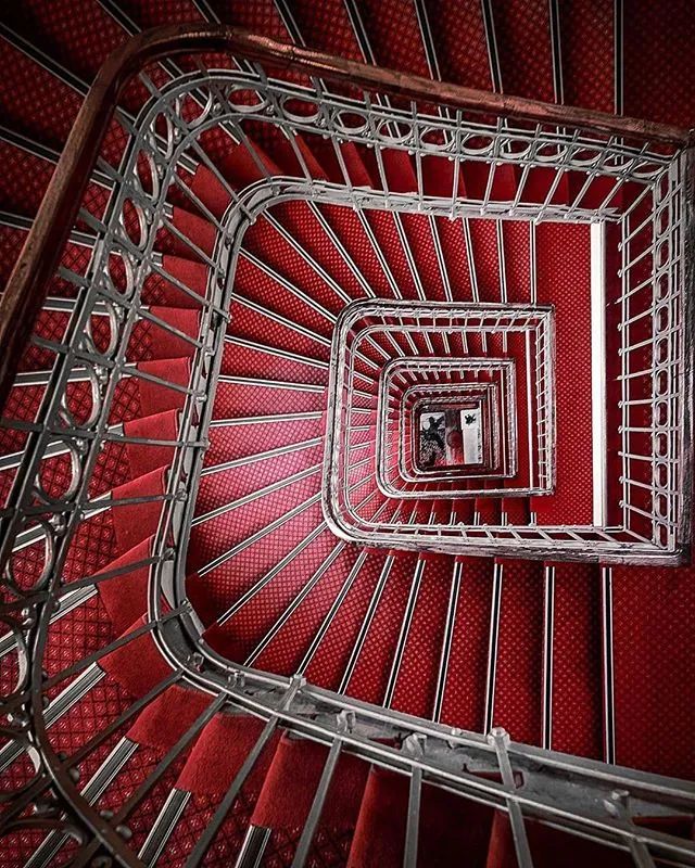 他收藏全世界最美的54张楼梯照,让人和建筑合二为一