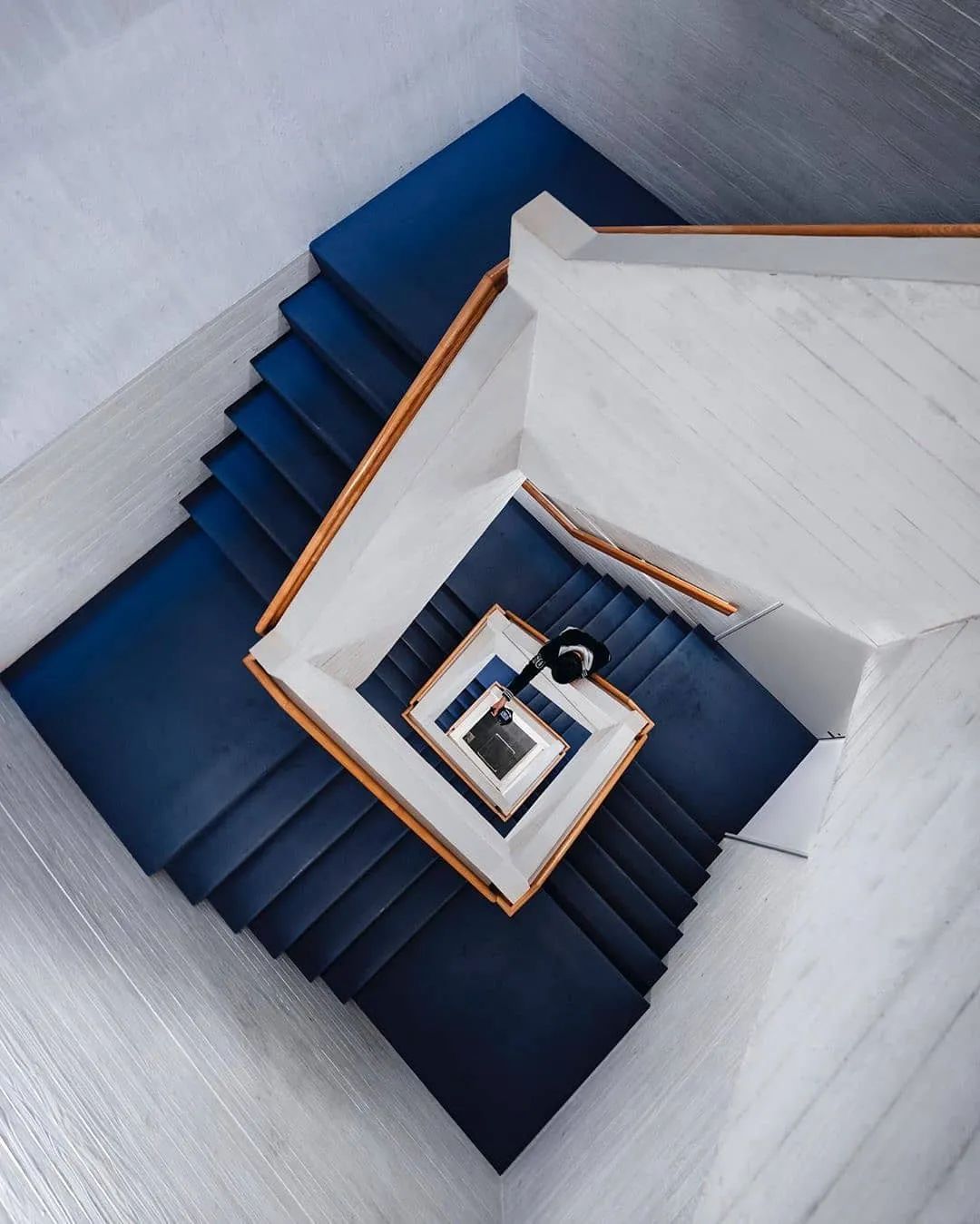 他收藏全世界最美的54张楼梯照,让人和建筑合二为一