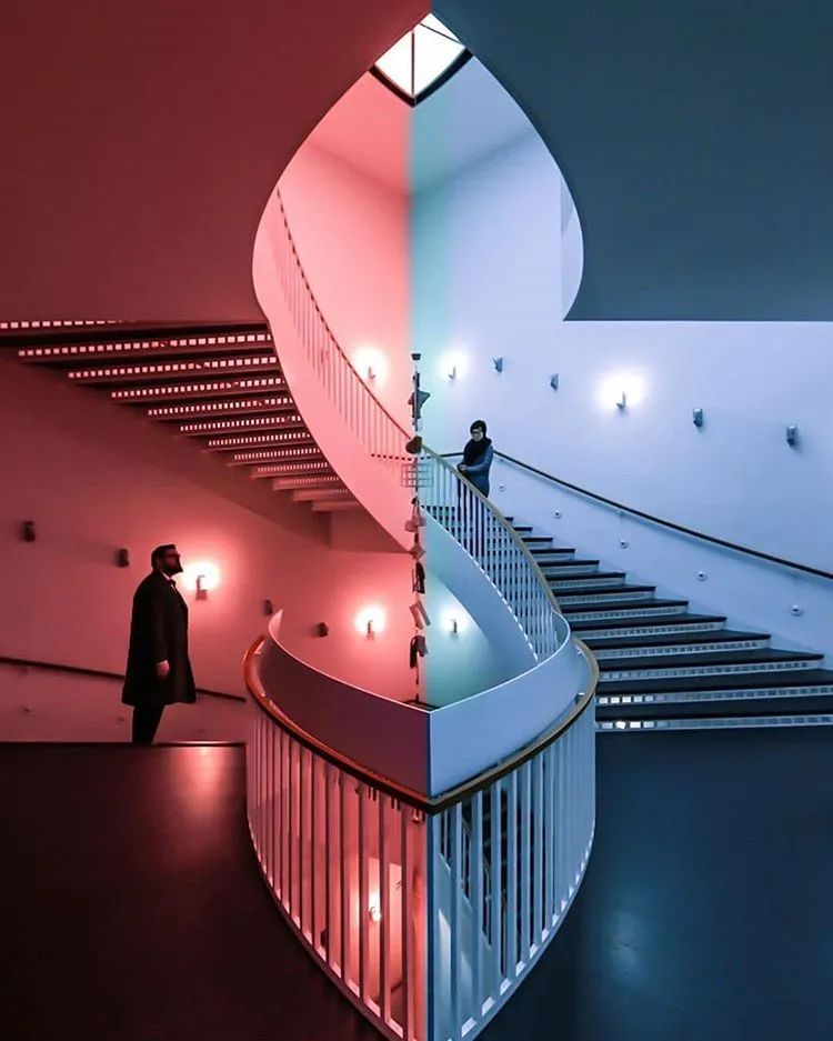 他收藏全世界最美的54张楼梯照,让人和建筑合二为一