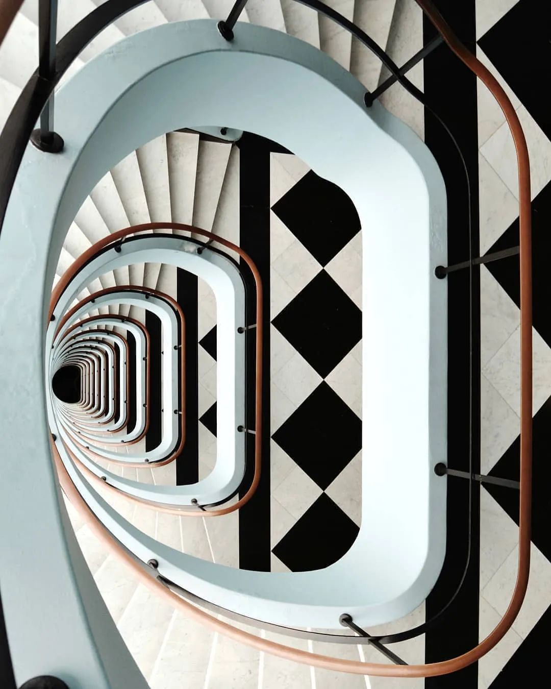 他收藏全世界最美的54张楼梯照,让人和建筑合二为一