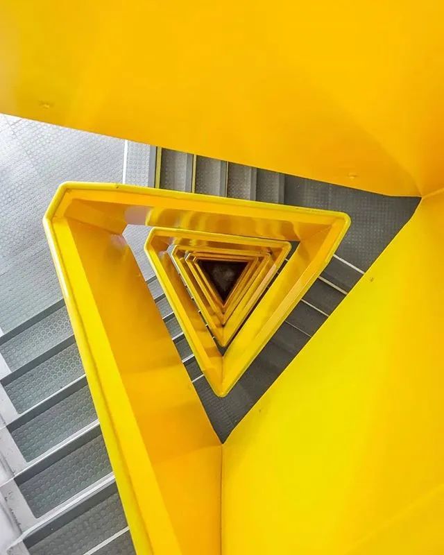 他收藏全世界最美的54张楼梯照,让人和建筑合二为一