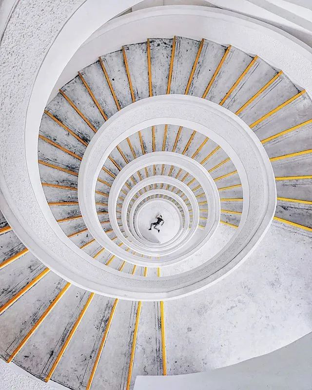 他收藏全世界最美的54张楼梯照,让人和建筑合二为一