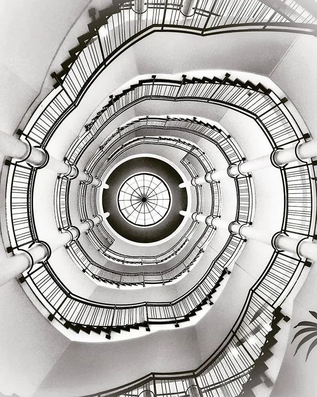 他收藏全世界最美的54张楼梯照,让人和建筑合二为一