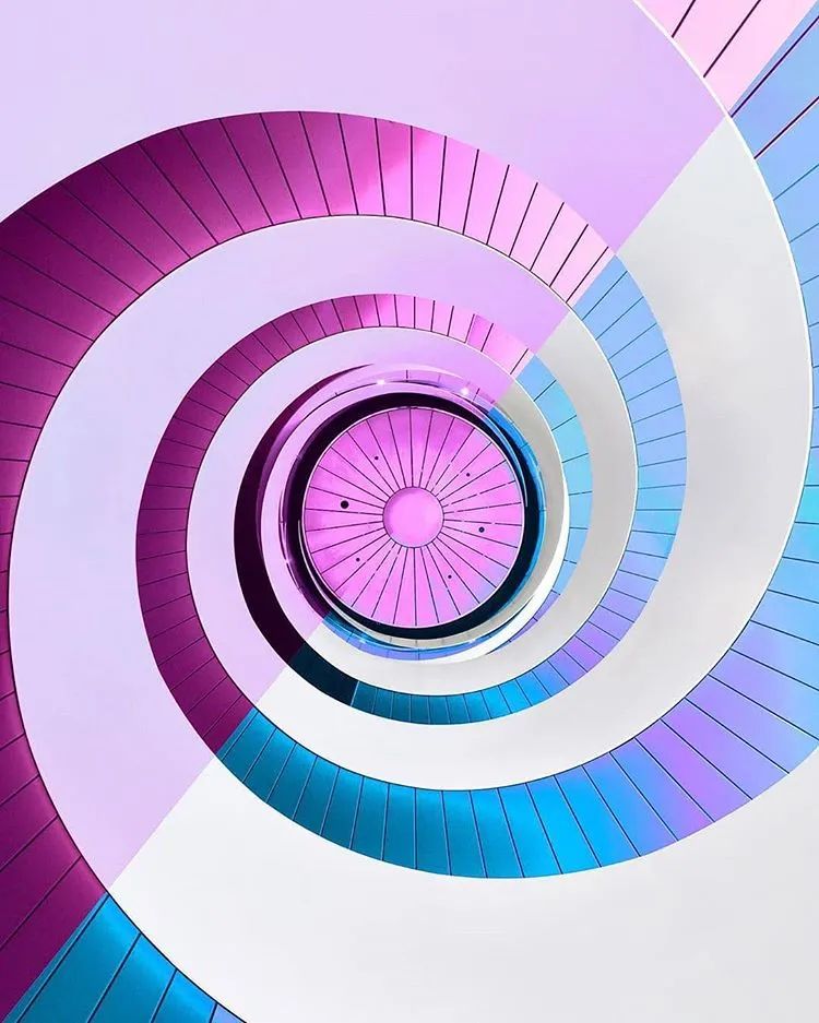 他收藏全世界最美的54张楼梯照,让人和建筑合二为一