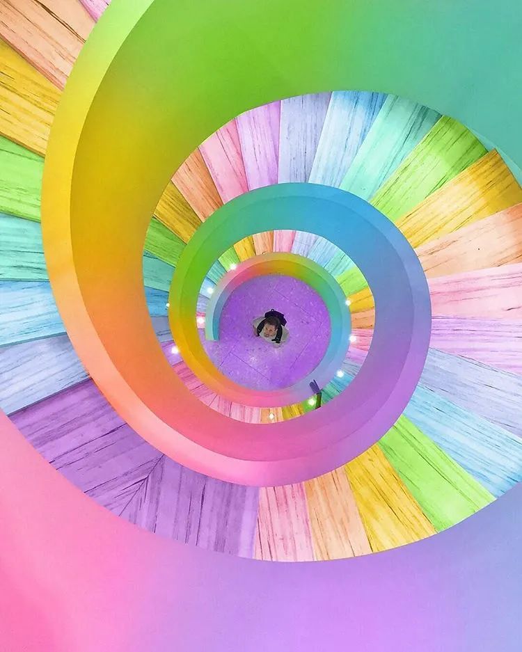 他收藏全世界最美的54张楼梯照,让人和建筑合二为一