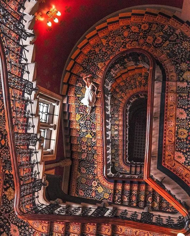 他收藏全世界最美的54张楼梯照,让人和建筑合二为一