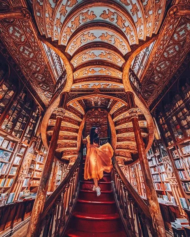 他收藏全世界最美的54张楼梯照,让人和建筑合二为一