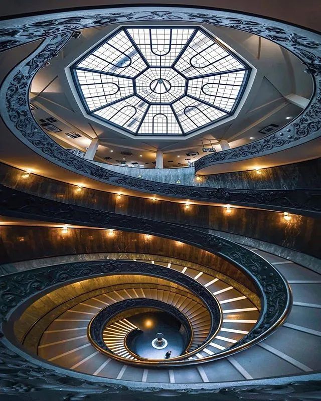 他收藏全世界最美的54张楼梯照,让人和建筑合二为一