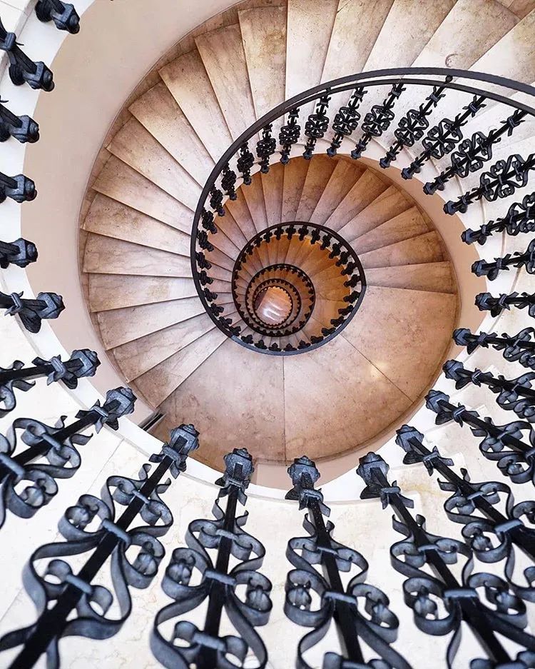 他收藏全世界最美的54张楼梯照,让人和建筑合二为一