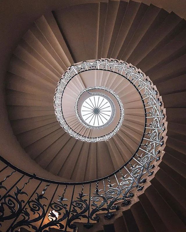 他收藏全世界最美的54张楼梯照,让人和建筑合二为一