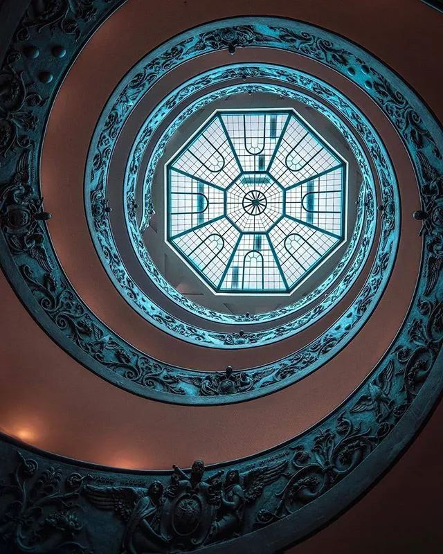 他收藏全世界最美的54张楼梯照,让人和建筑合二为一