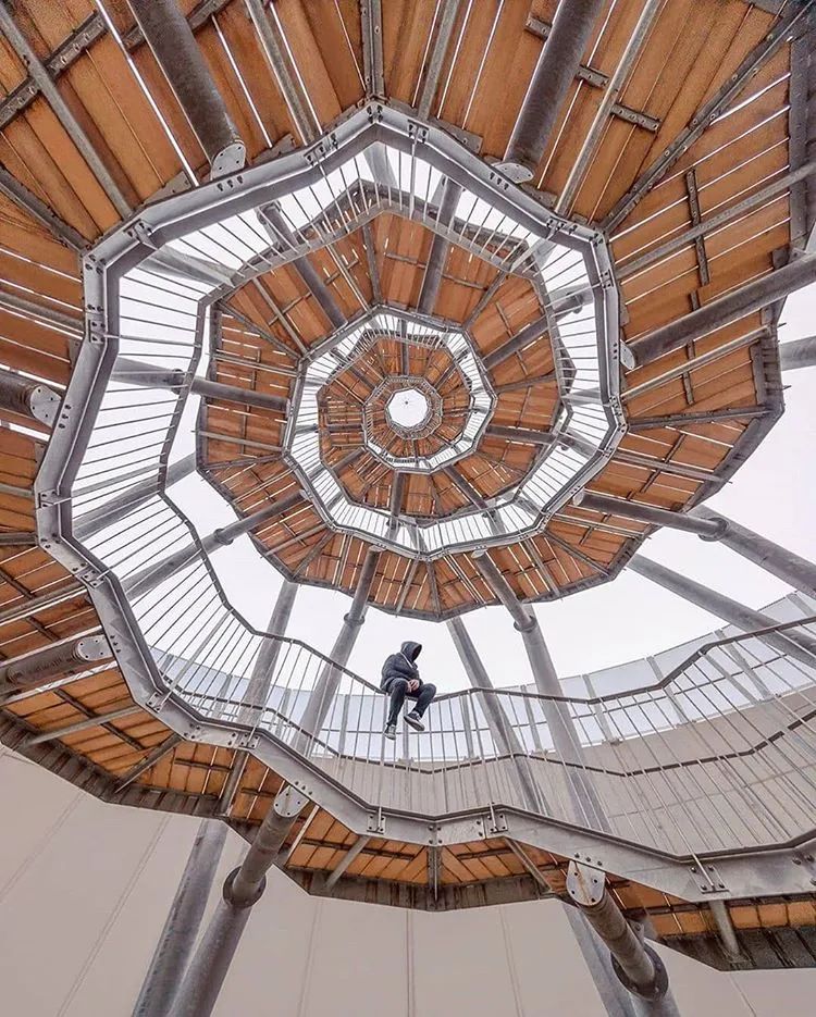 他收藏全世界最美的54张楼梯照,让人和建筑合二为一