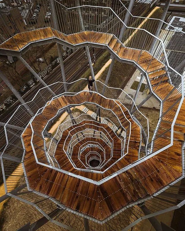 他收藏全世界最美的54张楼梯照,让人和建筑合二为一