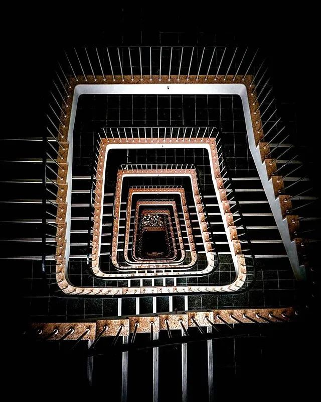 他收藏全世界最美的54张楼梯照,让人和建筑合二为一