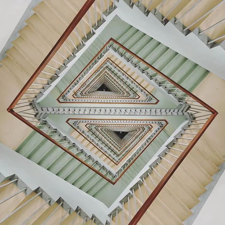 他收藏全世界最美的54张楼梯照,让人和建筑合二为一