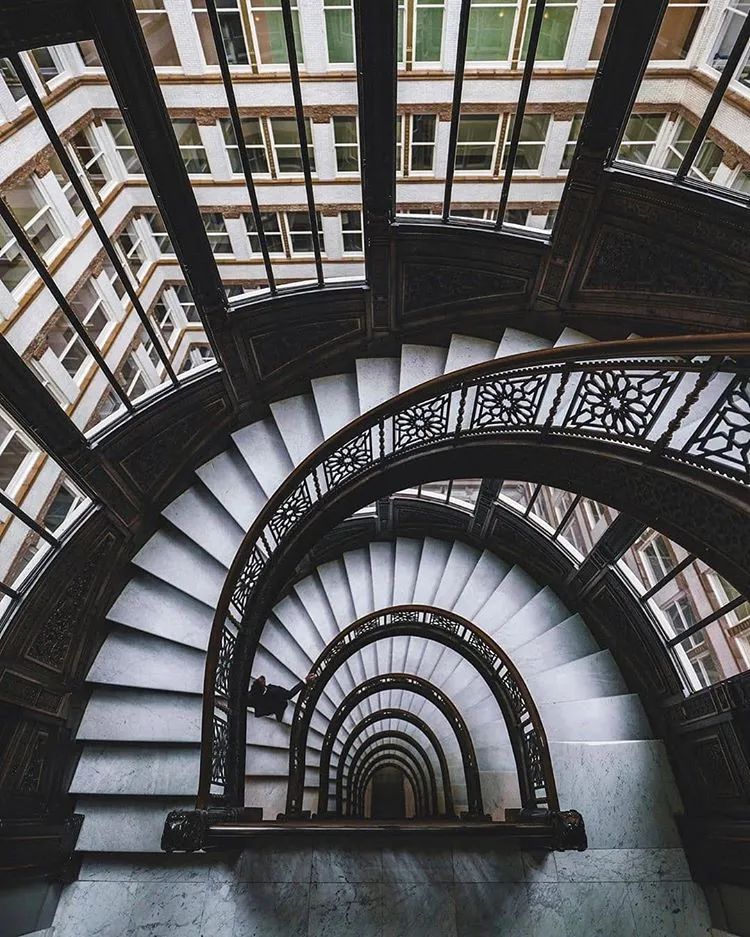 他收藏全世界最美的54张楼梯照,让人和建筑合二为一