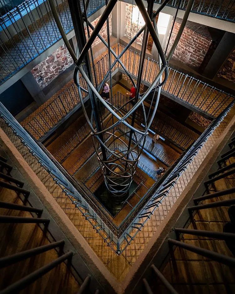 他收藏全世界最美的54张楼梯照,让人和建筑合二为一