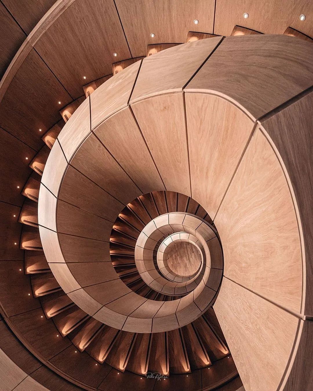 他收藏全世界最美的54张楼梯照,让人和建筑合二为一