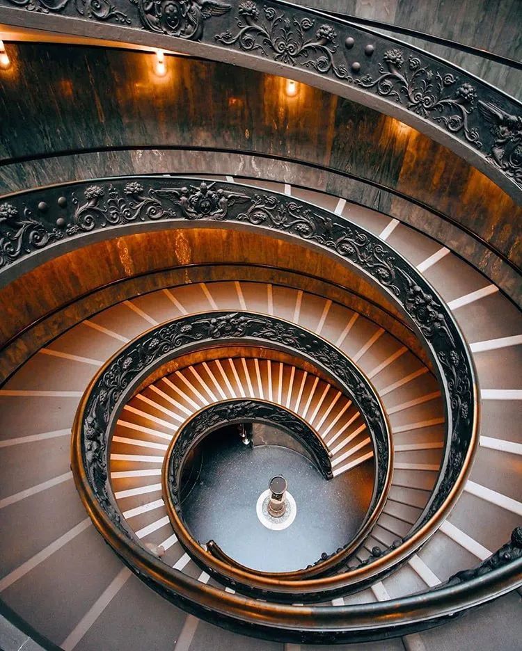 他收藏全世界最美的54张楼梯照,让人和建筑合二为一
