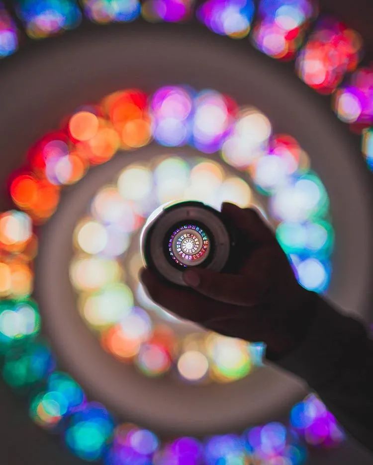 他收藏全世界最美的54张楼梯照,让人和建筑合二为一